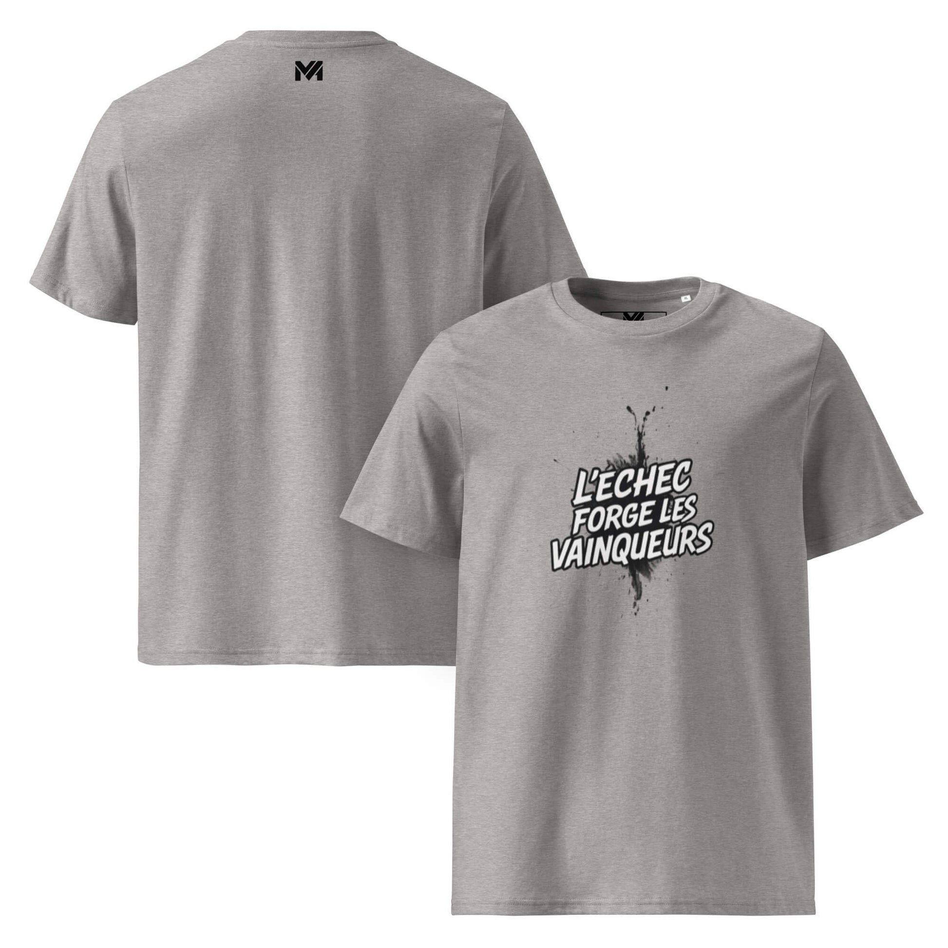 T-shirt bio unisexe gris Mindset Ambition “L’Échec Forge les Vainqueurs” – design noir dynamique sur peinture blanche, coton bio premium, logo MA centré sous le col au dos, vue avant et arrière.