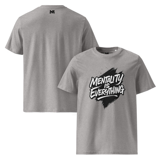 T-shirt bio gris Mindset Ambition “Mentality is Everything” – design noir peinture blanche, coton bio premium, logo MA centré au dos.