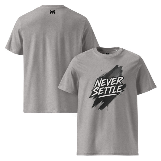 T-shirt bio gris Mindset Ambition “Never Settle” – design noir peinture blanche, coton bio premium, logo MA centré sous le col.
