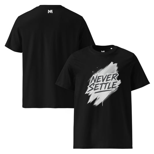 T-shirt bio unisexe Mindset Ambition “NEVER SETTLE” noir – texte blanc énergique sur fond artistique, symbole de détermination, coton biologique premium.