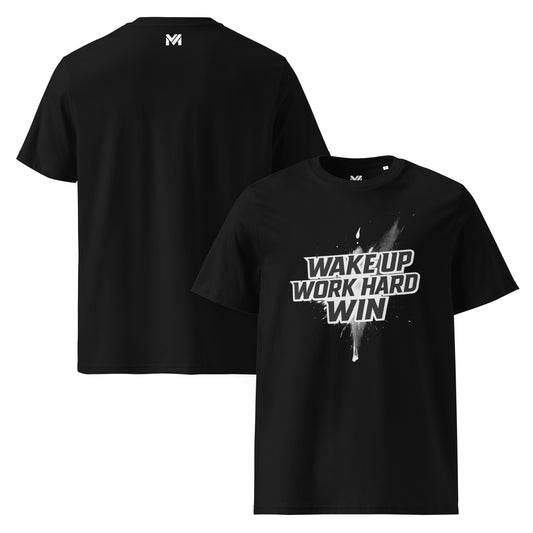 T-shirt bio unisexe Mindset Ambition “WAKE UP. WORK HARD. WIN.” noir – texte motivant blanc sur fond artistique, symbole de discipline et de réussite, logo blanc centré sous le col à l’arrière.