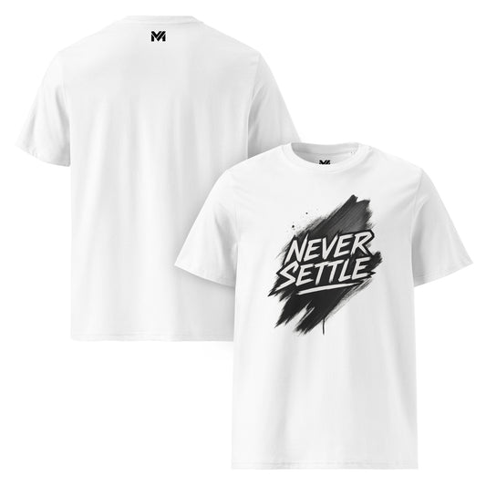 T-shirt bio unisexe Mindset Ambition “NEVER SETTLE” blanc – texte noir énergique sur fond artistique, symbole de détermination, coton biologique premium.