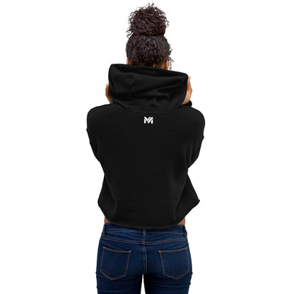 Sweat crop-top femme Fearless Mindset Ambition, noir, à capuche, porté par une femme vue de dos, logo blanc centré en haut du dos et sur le poignet droit.