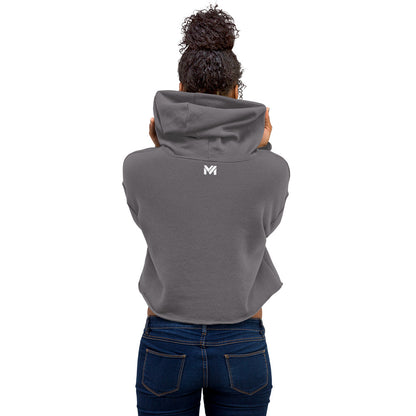Sweat crop-top femme Fearless Mindset Ambition, gris, à capuche, porté par une femme vue de dos, logo blanc centré en haut du dos et sur le poignet droit.